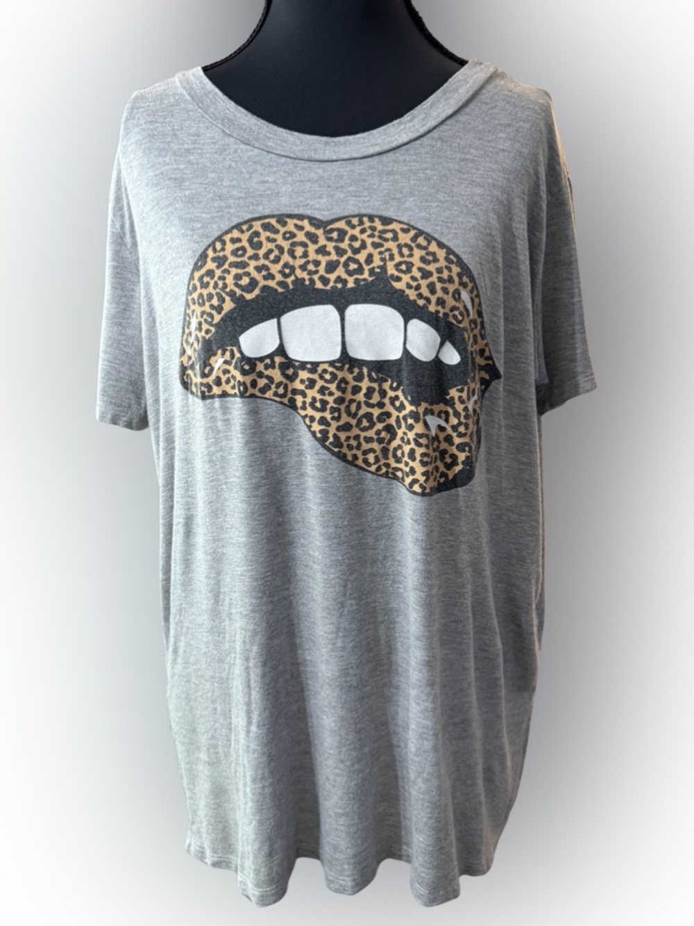 Gray Tee with Leopard Lip Graphic by Entro Size Small Oversized